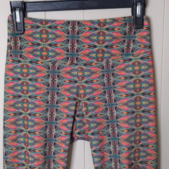 Onzie Tuxedo Balinese Cropped Leggings - Picture 3 of 8